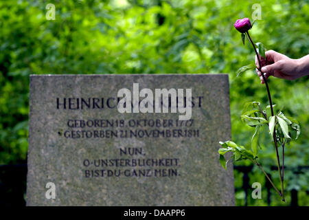 (FILE) An archive photo dated 15 June 2009 shows shows the hand of a young woman holding a rose in front of Heinrich von Kleist's grave in Berlin, Germany. 200 hundred years ago on 21 November 1811, the poet Heinrich von Kleist took his own life. Photo: Soeren Stache Stock Photo