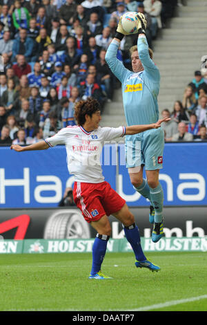 Hamburg's Heung-Min Son (L) vies for the ball with Gladbach's goalkeeper Marc-André ter Stegen during the German Bundesliga match between Hamburg SV and Borussia Moenchengladbach at Imtech Arena in Hamburg, Germany, 17 September 2011. Photo: Angelika Warmuth Stock Photo