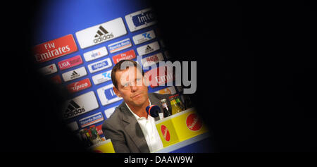 Hamburger SV manager Frank Arnesen attends a press conference in Hamburg, Germany, 19 September 2011. The Bundesliga soccer club HSV released head coach Michael Oenning. Photo: Angelika Warmuth Stock Photo