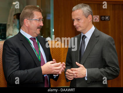 C3758 Thierry Monasse  German Permanent State Secretary at the Federal Ministry of Food, Agriculture and Consumer Protection Robert Kloos (L) is talking with the French Minister of Agriculture, Food Supply, Fisheries, Rural Areas, & Regional Development Bruno Le Maire (R) prior the start of the Agriculture EU Ministers Council, on September 20; 2011, in Brussels.  Photo Thierry Mon Stock Photo