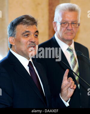 The Turkish President Abdullah Gul (L) speaks next to the Prime Minister of Baden-Wuerttemberg Winfried Kretschmann (R) inside the New Palace in Stuttgart, Germany, 21 September 2011. Gul visited Stuttgart during his three-day-visit to Germany. Photo: BERND WEISSBROD Stock Photo
