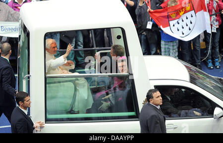 Pope Benedict XVI in his Papamobil drives through the Olympic stadium in Berlin, Germany, 22 September 2011. The head of the Roman Catholic Church is visiting Germany from 22-25 September 2011. Foto: Britta Pedersen dpa/lbn Stock Photo