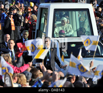 Pope Benedict XVI drives through the faithfull in his Papamobil prior to a mass in front of the cathedral in Erfurt, Germany, 24 September 2011. The head of the Roman Catholic Church is visiting Germany from 22-25 September 2011. Foto: Hendrik Schmidt dpa/lth  +++(c) dpa - Bildfunk+++ Stock Photo