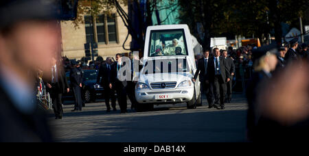 Pope Benedict XVI drives in his Papamobil prior to a mass at the Cathedral Square in Erfurt, Germany, 24 September 2011. The head of the Roman Catholic Church is visiting Germany from 22-25 September 2011. Foto: Arno Burgi dpa/lth  +++(c) dpa - Bildfunk+++ Stock Photo