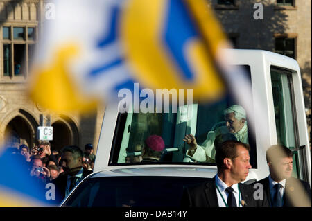 Pope Benedict XVI drives in his Papamobil prior to a mass at the Cathedral Square in Erfurt, Germany, 24 September 2011. The head of the Roman Catholic Church is visiting Germany from 22-25 September 2011. Foto: Arno Burgi dpa/lth  +++(c) dpa - Bildfunk+++ Stock Photo