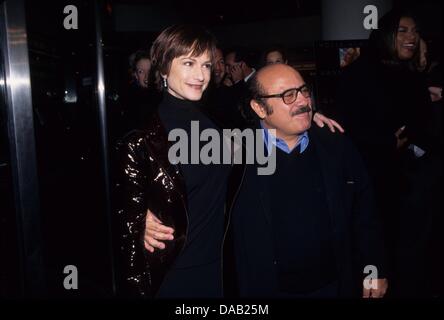 HOLLY HUNTER with Danny Devito.Living out loud premiere at Sony Theatre , Lincoln Square in New York 1998.k13835smo.(Credit Image: © Sonia Moskowitz/Globe Photos/ZUMAPRESS.com) Stock Photo