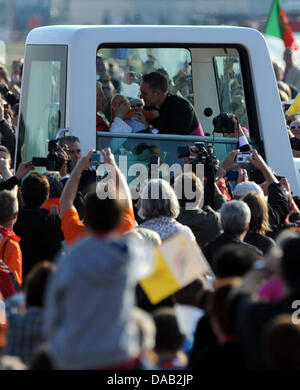 Pope Benedict XVI. kisses a child in the Papamobile before a mass at a former airfield in Freiburg, Germany, 25 September 2011. Foto: Patrick Seeger dpa/lsw  +++(c) dpa - Bildfunk+++ Stock Photo