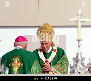 Pope Benedikt XVI.(r) and Archbishop Robert Zollitsch (l) facing eachother at the mass at a former airfield in Freiburg, Germany, 25 September 2011. Foto: Patrick Seeger dpa/lsw  +++(c) dpa - Bildfunk+++ Stock Photo