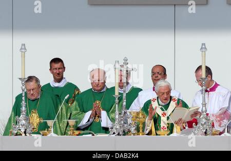 Pope Benedict XVI (front r) celebrates a mass at a former airfield in Freiburg, Germany, 25 September 2011. Left to him Archbishop Robert Zollitsch (c) and Cardinal Kal Lehmann. The head of the Roman Catholic Church is visiting Germany from 22-25 September 2011. Foto: Bernd Weißbrod dpa/lsw  +++(c) dpa - Bildfunk+++ Stock Photo