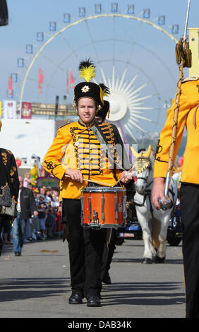 A marching band performs during the festival parade at the Canstatt Wasen in Stuttgart, Germany, 25 September 2011. Around one million people have visited the festival so far due to the fine weather. Photo: FRANZISKA KRAUFMANN Stock Photo