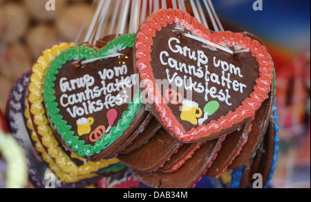 Gingerbread hearts are seen at the Canstatt Wasen in Stuttgart, Germany, 25 September 2011. Around one million people have visited the festival so far due to the fine weather. Photo: FRANZISKA KRAUFMANN Stock Photo