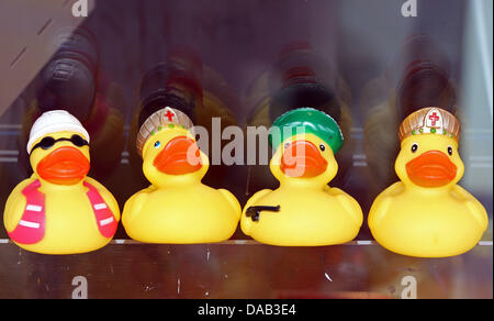 Four rubber ducks are on display waiting for a customer to pass by in a shop in Hamburg, Germany, 7 September 2011. Photo: Ulrich Perrey Stock Photo