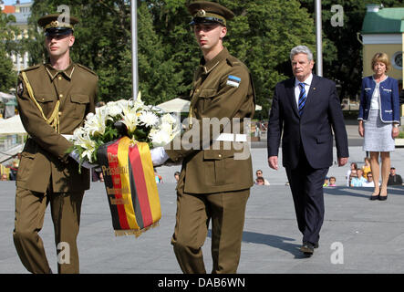 Tallinn, Estonia. 09 July 2013. German President Joachim Gauck lays a wreath at the War of Independence Victory Column with his partner Daniela Schadt in Tallinn, Estonia, 09 July 2013. Photo: WOLFGANG KUMM/dpa/Alamy Live News Stock Photo