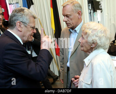 Tallinn, Estonia. 09 July 2013. German President Joachim Gauck visits the Museum of Occupations and talks with witnesses from that time period in Tallinn, Estonia, 09 July 2013. Photo: WOLFGANG KUMM/dpa/Alamy Live News Stock Photo