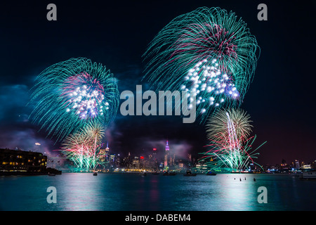 Macy's 4th of July fireworks on the Hudson river with the Manhattan skyline and the Empire State Building in the background Stock Photo