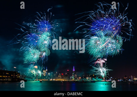 Macy's 4th of July fireworks on the Hudson river with the Manhattan skyline and the Empire State Building in the background Stock Photo