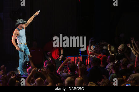 Country music singer and actor Tim McGraw, the son of former baseball  player Tug McGraw, is shown performing on stage during a live concert  appearance Stock Photo - Alamy