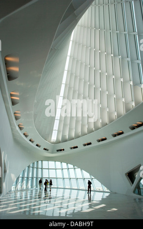 CENTRAL VESTIBULE QUADRACCI PAVILION (©SANTIAGO CALATRAVA 2001) MILWAUKEE ART MUSEUM MILWAUKEE WISCONSIN USA Stock Photo