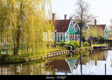 Preserved historic houses in Zaanse Schans on the banks of the river Zaan, near Amsterdam, Zaandam, North Holland, Netherlands Stock Photo