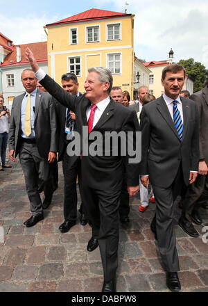 German President Joachim Gauck (L) and Estonian Prime Minister Andrus Ansip walk through Tallinn, Estonia, 10 July 2013. Photo: WOLFGANG KUMM Stock Photo