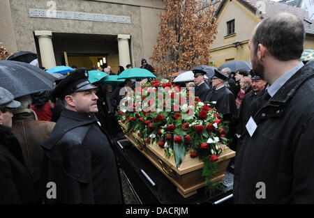 The died author Christa Wolf is laid to rest in Berlin, Germany, 13 December 2011. Two weeks after her death the German writer was buried at the Dorotheenstadt Cemetery. Christa Wolf died at the age of 82 on 01 December 2011. Photo: RAINER JENSEN Stock Photo