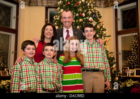 US Ambassador Philip D. Murphy, his wife Tammy, their sons Sam (L-R), Charlie and Josh and their daughter Emma pose in their house in Berlin, Germany, 13 December 2011. After the Murphy family spent Christmas in Berlin last year, they will celebrate the holidays in their home country this year. There will be soup and roast beef to eat. Photo: JOERG CARSTENSEN Stock Photo