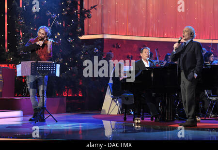 Spanish famous tenor Jose Carreras (R-L), singer Udo Juergens and star violinist David Garrett practice their performance during the final rehearsal for the 17th Jose Carreras Gala at the Neue Messe in Leipzig, Germany, 15 December 2011. Carreras' annual fundraiser event helps people suffering of leukaemia. Photo: Hendrik Schmidt Stock Photo