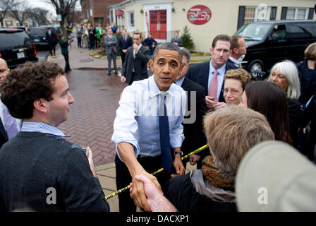 United States President Barack Obama greets people after stopping for pizza at Del Ray Pizzaria in Alexandria, Virginia on Wednesday, December 21, 2011. .Credit: Kevin Dietsch / Pool via CNP Stock Photo