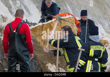 Firefighters search for a missing little girl at a scene of an accident at the steep coast Kap Arkona at the Baltic Sea in Putgarten on the island Ruegen, Germany, 29 December 2011. Rescue forces have continued their search for a ten-year-old girl, who was buried underneath several thousand cubic metres of chalk and marl, together with her 14-year-old sister and mother on 26 Decemb Stock Photo