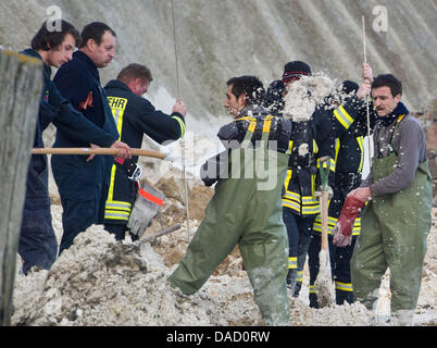 Firefighters search for a missing little girl at a scene of an accident at the steep coast Kap Arkona at the Baltic Sea in Putgarten on the island Ruegen, Germany, 29 December 2011. Rescue forces have continued their search for a ten-year-old girl, who was buried underneath several thousand cubic metres of chalk and marl, together with her 14-year-old sister and mother on 26 Decemb Stock Photo