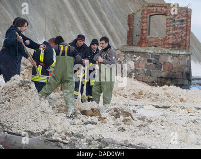 Firefighters search for a missing little girl at a scene of an accident at the steep coast Kap Arkona at the Baltic Sea in Putgarten on the island Ruegen, Germany, 29 December 2011. Rescue forces have continued their search for a ten-year-old girl, who was buried underneath several thousand cubic metres of chalk and marl, together with her 14-year-old sister and mother on 26 Decemb Stock Photo