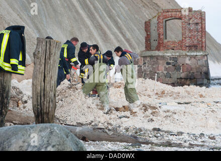 Firefighters search for a missing little girl at a scene of an accident at the steep coast Kap Arkona at the Baltic Sea in Putgarten on the island Ruegen, Germany, 29 December 2011. Rescue forces have continued their search for a ten-year-old girl, who was buried underneath several thousand cubic metres of chalk and marl, together with her 14-year-old sister and mother on 26 Decemb Stock Photo