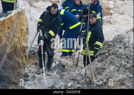 Firefighters search for a missing little girl at a scene of an accident at the steep coast Kap Arkona at the Baltic Sea in Putgarten on the island Ruegen, Germany, 29 December 2011. Rescue forces have continued their search for a ten-year-old girl, who was buried underneath several thousand cubic metres of chalk and marl, together with her 14-year-old sister and mother on 26 Decemb Stock Photo