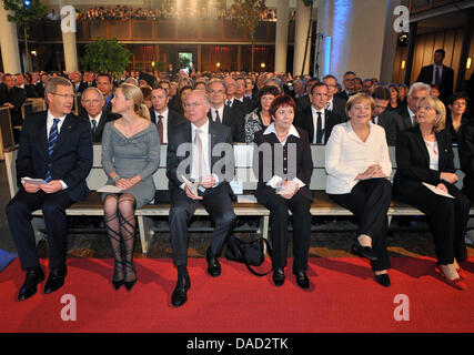 German President Christian Wulff (FRONT L-R), Bettina Wulff, President of the Bundestag Norbert Lammert, Gertrud Lammert, Chancellor Angela Merkel and Premier of North Rhine-Westphalia Hannelore Kraft attend a service at the Church of the Cross (Kreuzkirche) in Bonn, Germany, 03 October 2011. The celebrations of the 21st anniversary of the Day of German Unity and the 65th anniversa Stock Photo