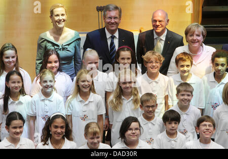 Bettina Wulff, President Christian Wulff, President of the Bundestag Norbert Lammert and Chancellor Angela Merkel (BACK L-R) and the Federal Children's Choir pose inside the former Bundestag in Bonn, Germany, 03 October 2011. The celebrations of the 21st anniversary of the Day of German Unity and the 65th anniversary of the founding of North Rhine-Westphalia started on 01 October 2 Stock Photo