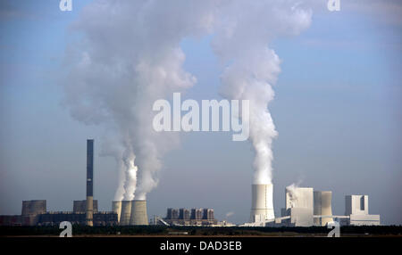 The Vattenfall Europe coal power plant Boxberg is seen at the Baerwald Lake near Klitten/Boxberg, Germany, 20 September 2011. Photo: Arno Burgi Stock Photo