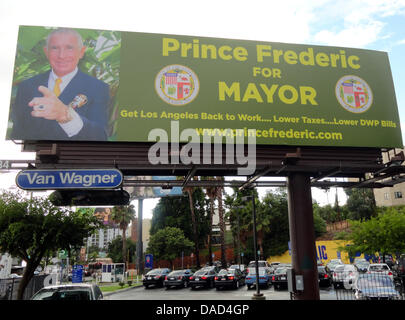 ARCHIV - Ein Foto von Frederic Prinz von Anhalt mit dem Text «Prince Frederic For Mayor» ist auf einem großen Plakat in Los Angeles zu sehen (undatiertes Foto). Frederic Prinz von Anhalt möchte Bürgermeister von Los Angeles werden. Am Donnerstag (06.10.) wollte der 68-Jährige seine Kandidatur für das Amt öffentlich bekanntgeben, teilte der Ehemann von Zsa Zsa Gabor (94) am Mittwoch Stock Photo