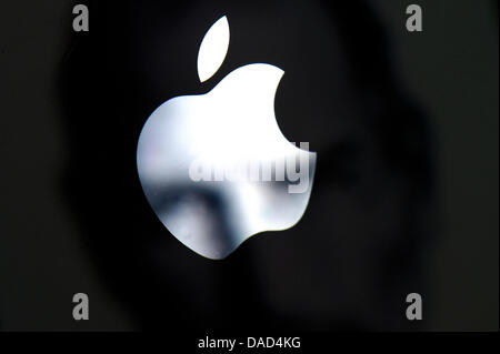 ILLUSTRATION - The portrait of co-founder of Apple, Steve Jobs, that is presented on the cover page of 'apple.com' and that is featured on the display of an iPhone is reflected on the back side of another Apple iPhone in Berlin, Germany, 06 October 2011. Co-founder and long-standing head of Apple died on 05 October 2011 at the age of 56 in California. Jobs battled pancreatic cancer Stock Photo