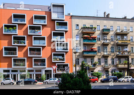 A luxury new building is on the corner of Pappelallee / Buchholzer street in Berlin's Prenzlauer Berg district, next to an old building. Photo: picture alliance / Robert Schlesinger Stock Photo