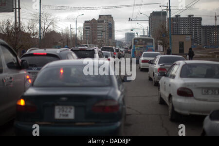 Numerous cars stuck in traffic jams dominate the image of Ulan Bator, Mongolia, 12 October 2011. German Chancellor Angela Merkel is on a visit to Mongolia in which she intends to meet Prime Minister Sukhbaatar Batbold and conclude economic agreements. Photo: Michael Kappeler Stock Photo