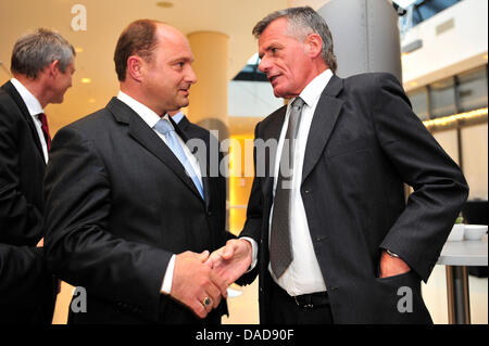 Rainer Bomba, state secretary at the Federal Ministry of Transport, Building and Urban Development, and chairman of the union of Air Traffic Control (Gewerkschaft der Flugsicherung e.V.), Michael Schaefer,shake hands after negotiations into the threatening air traffic controllers' strike in Frankfurt Main, Germany, 12 October 2011. The air traffic controllers' pay dispute has been  Stock Photo