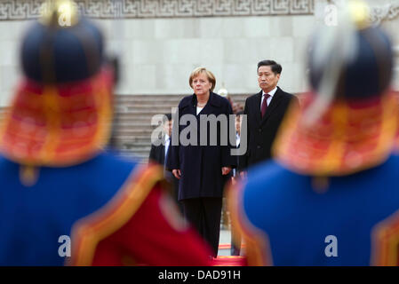 Bundeskanzlerin Angela Merkel (CDU) wird am Donnerstag (13.10.2011) in Ulan Bator in der Mongolei von Ministerpräsident Sukhbaatar Batbold mit militärischen Ehren begrüßt. Auf dem Programm des Besuchs steht unter anderem auch der Abschluss von Wirtschaftsverträgen mit der Mongolei. Michael Kappeler dpa Stock Photo