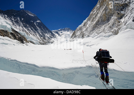 Climbers crossing crevasse and ladder on Mount Everest, Solu Khumbu Everest Region, Sagarmatha National Park, UNESCO Site, Nepal Stock Photo