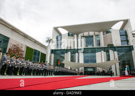 Berlin, Germany. July 11th 2013. Federal Chancellor Angela Merkel receives the Commissioner of the African Union Dlamini-Zuma with military honors in the German Chancellery. Credit: Credit:  Gonçalo Silva/Alamy Live News. Stock Photo