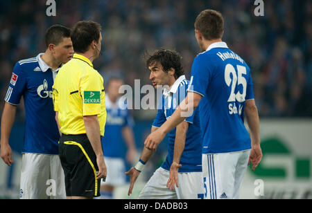 Schalke player Raul Gonzalez Blanco (C) argues with referee Peter Sippel during the Bundesliga soccer match between FC Schalke 04 and 1st FC Kaiserslautern at the Veltins Arena in Gelsenkirchen, Germany, 15 October 2011. Photo: Bernd Thissen Stock Photo