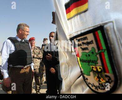 German President Christian Wulff visits the Police trainig camp in Masar-i Scharif, Afghanistan, 17 October 2011. The German head of state is currently in Afghanistan for a state visit. Photo: WOLFGANG KUMM Stock Photo