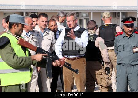 German President Christian Wulff visits the Police training camp in Masar-i Scharif, Afghanistan, 17 October 2011. The German head of state is currently in Afghanistan for a state visit. Photo: WOLFGANG KUMM Stock Photo