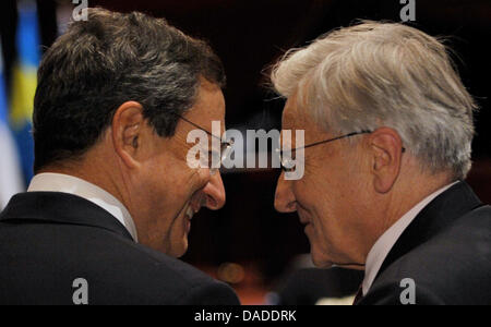 President of the European Central Bank Jean-Claude Trichet (R) thanks his successor Mario Draghi, President of the Italian Central Bank after his speech at the Old Opera House in Frankfurt Main, Germany, 19 October 2011. Politicians from all over Europw say good bye to Jean-Claude Trichet. Trichet has been President of the ECB for 8 years and resigns having finished the regular tur Stock Photo