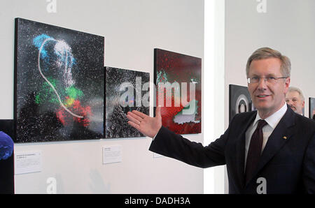 German President Christian Wulff visits a photography exhibition at the University of Tsukuba in Tsukuba, Japan, 25 October 2011. The German President is on a six-day-trip through Japan. Photo: WOLFGANG KUMM Stock Photo