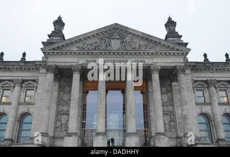 View of the main entrance of the Reichstag building in Berlin, Germany, 26 October 2011. Today the German parliament will vote on the expansion of the Euro rescue package EFSF. Photo: Rainer Jensen Stock Photo